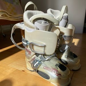Atomic Ski Boots Women’s size 7.5